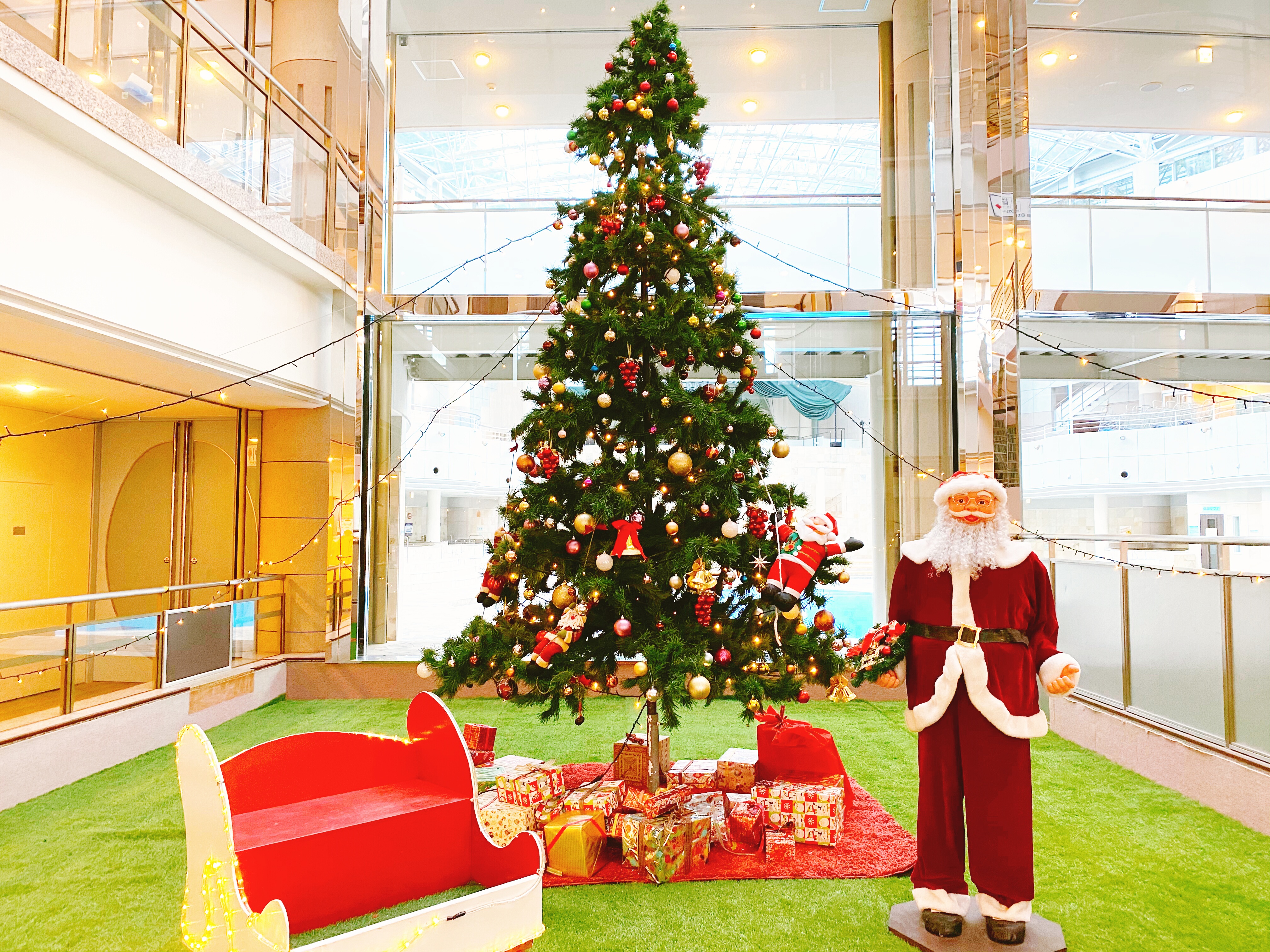 クリスマスツリーを飾りました 彡 ホテルレオマの森 癒しの温泉旅館 公式 大江戸温泉物語グループ